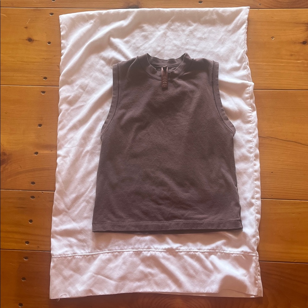 Sleeveless cropped T-shirt.